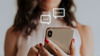 携帯で文字を打つ女性