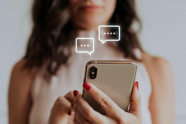 携帯で文字を打つ女性
